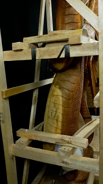 Grand dragon béni sculpté en bois de suar, détail complémentaire n°1