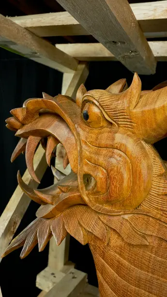 Détail de la tête du grand dragon sculpté en bois de suar