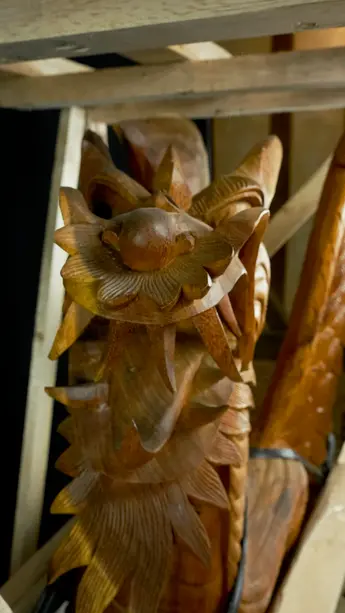 Détail de la sculpture du dragon en bois de suar dans sa caisse
