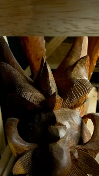 Grand dragon béni sculpté en bois de suar, détail complémentaire n°12