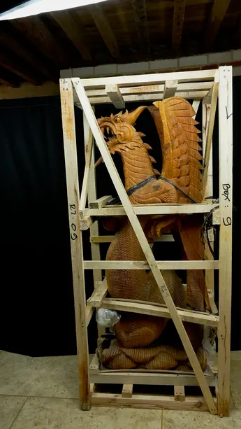 Grand dragon béni sculpté en bois de suar, détail complémentaire n°14