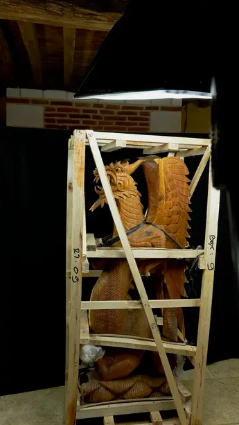 Grand dragon béni sculpté en bois de suar, détail complémentaire n°15