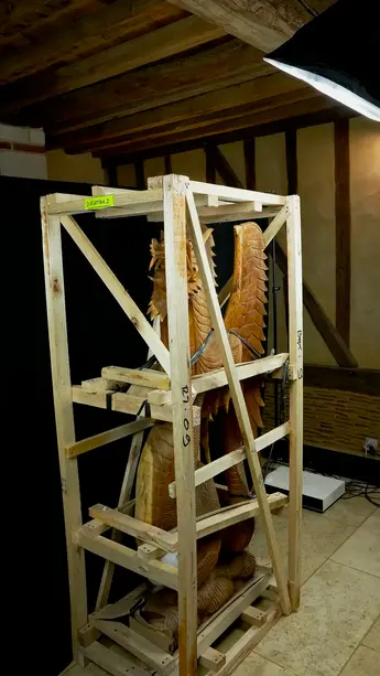 Grand dragon béni sculpté en bois de suar, détail complémentaire n°17