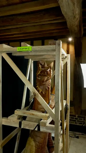 Grand dragon béni sculpté en bois de suar, détail complémentaire n°18