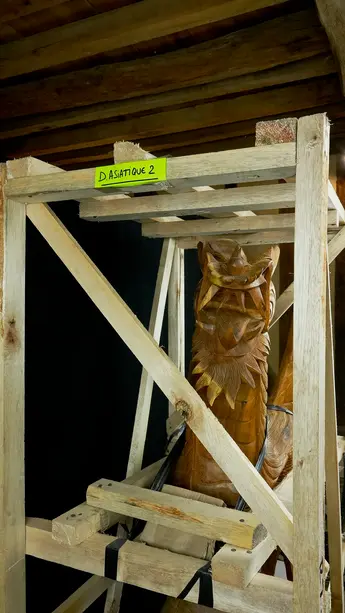Grand dragon béni sculpté en bois de suar, détail complémentaire n°19