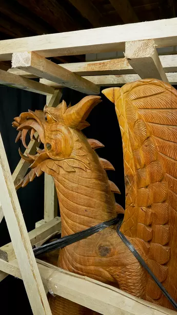Grand dragon béni sculpté en bois de suar