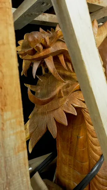 Grand dragon béni en bois de suar, tête visible dans la caisse de transport