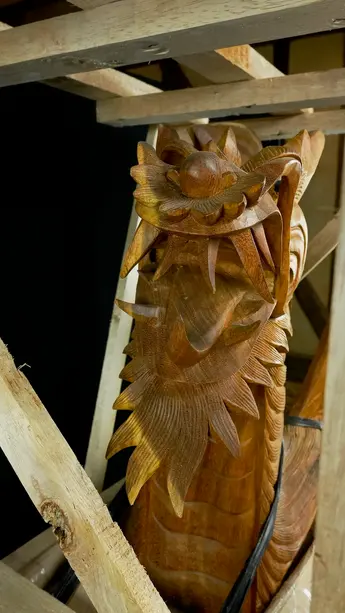 Grand dragon béni sculpté en bois de suar, vue complémentaire n°3