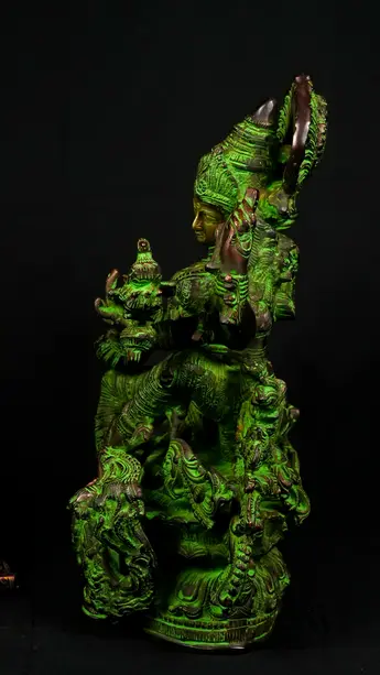 Saraswati en laiton, vue de profil