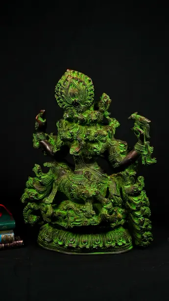 Statue sacrée bénie – Saraswati à la vînâ – 31 cm, détail sculpté n°3