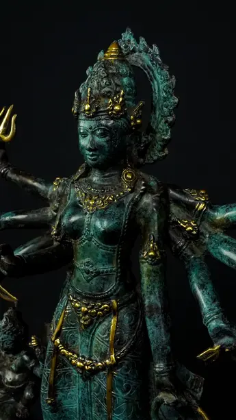 Détail du visage et du buste de Durga Kamadhenu