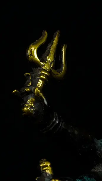 Détail du trident de Durga Kamadhenu