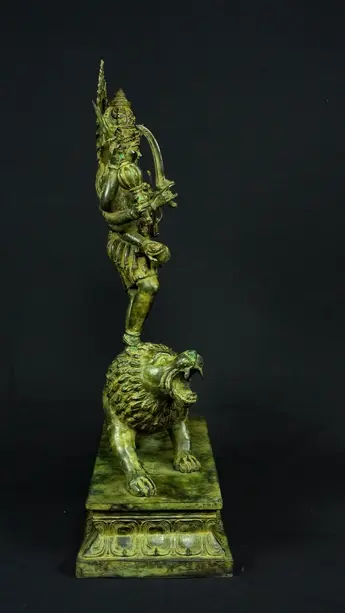 Statue bénie de Kali en laiton, profil droit