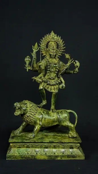 Statue bénie de Kali en laiton, vue de face