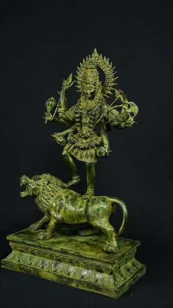 Statue bénie de Kali en laiton, profil gauche