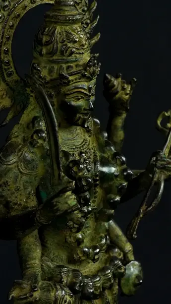 Statue bénie de Kali en laiton réalisée à la cire perdue, détail complémentaire n°2