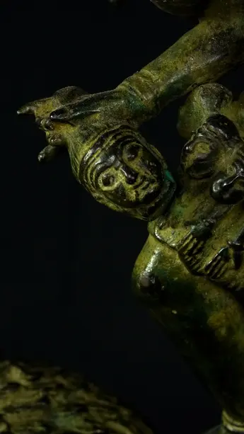 Détail du visage de Kali en laiton