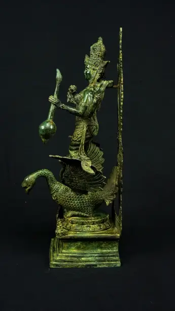 Saraswati sur son cygne, profil gauche