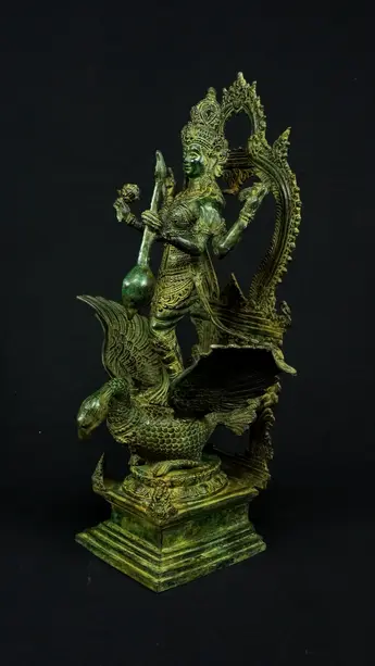 Statue sacrée bénie – Saraswati au cygne, détail sculpté n°2