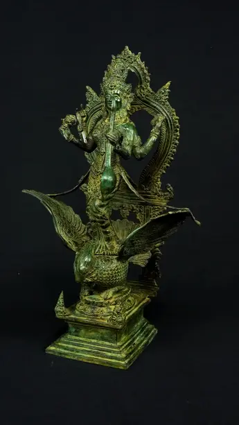 Statue sacrée bénie – Saraswati au cygne, détail sculpté n°3