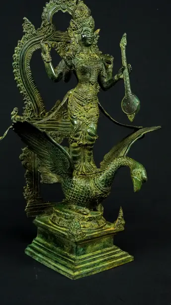 Saraswati bénie sur son cygne, vue de face