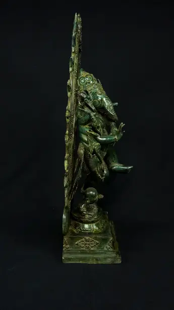 Statue bénie de Ganesh Nataraja en laiton, vue de profil