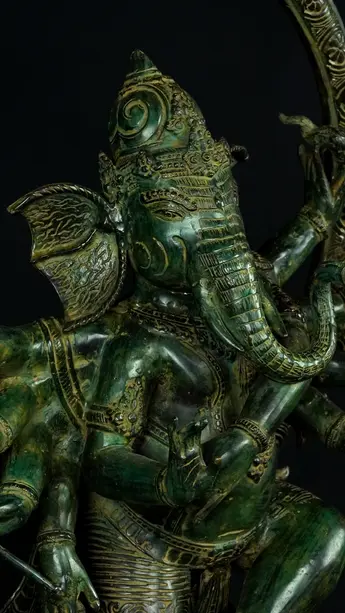 Détail d’une main et d’un attribut de Ganesh Nataraja
