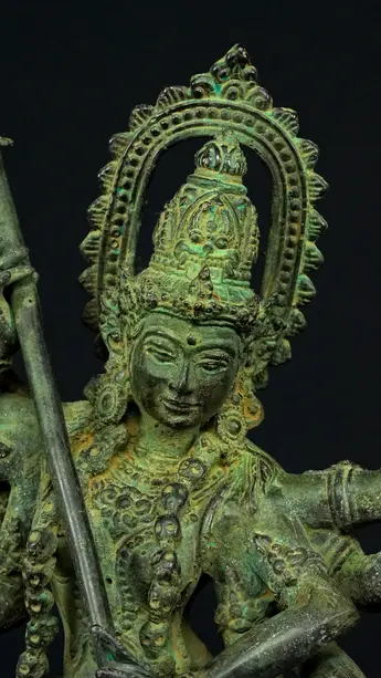 Statue sacrée bénie – Durga aux 10 bras, détail sculpté n°3
