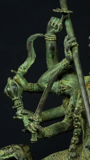Détail des bras et attributs de Durga