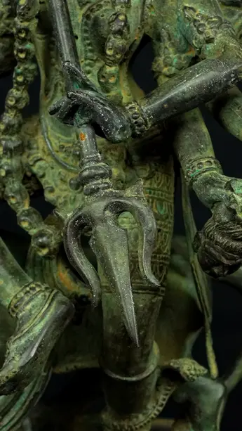 Statue sacrée bénie – Durga aux 10 bras, détail sculpté n°7