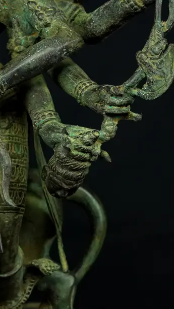 Statue sacrée bénie – Durga aux 10 bras, détail sculpté n°8