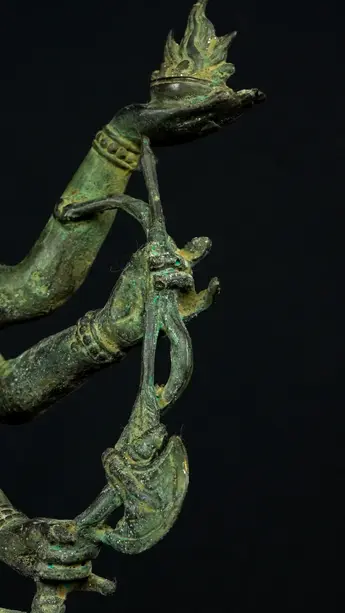 Statue sacrée bénie – Durga aux 10 bras, détail sculpté n°9