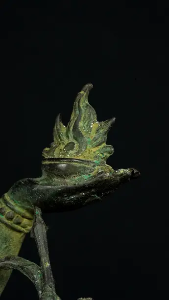 Statue sacrée bénie – Durga aux 10 bras, détail sculpté n°10