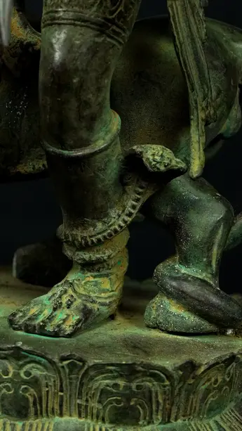 Statue sacrée bénie – Durga aux 10 bras, détail sculpté n°11