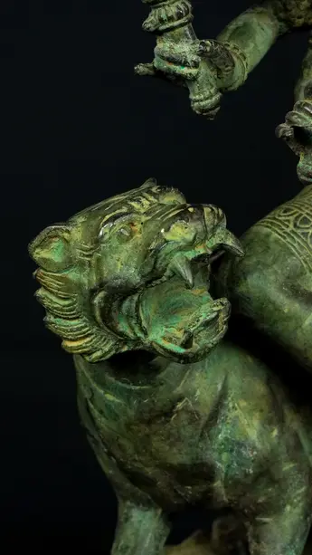 Statue sacrée bénie – Durga aux 10 bras, détail sculpté n°12