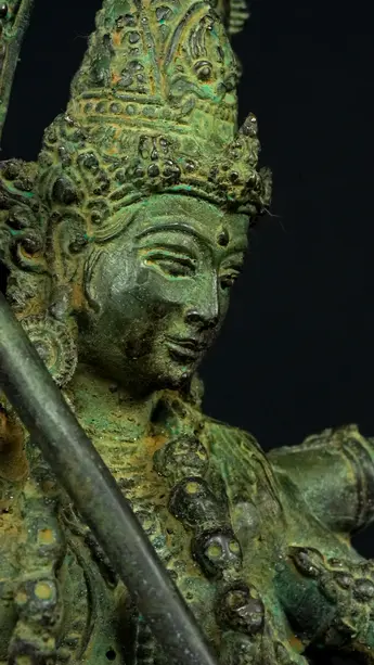 Statue sacrée bénie – Durga aux 10 bras, détail sculpté n°14