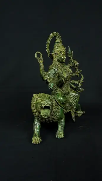 Durga aux huit bras n°2, profil droit