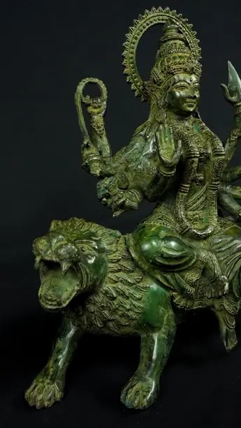 Statue sacrée bénie – Durga aux 8 bras n°2, détail sculpté n°3