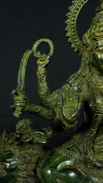 Statue sacrée bénie – Durga aux 8 bras n°2, détail sculpté n°4