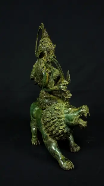 Durga aux huit bras n°1, profil droit