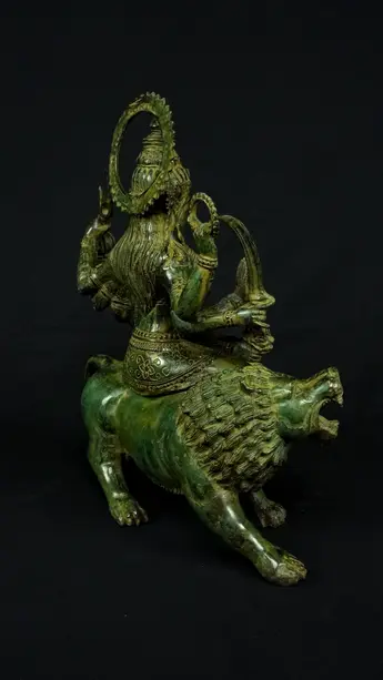 Durga aux huit bras n°1, profil gauche
