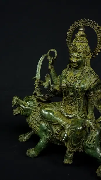 Statue sacrée bénie – Durga aux 8 bras n°1, détail sculpté n°1
