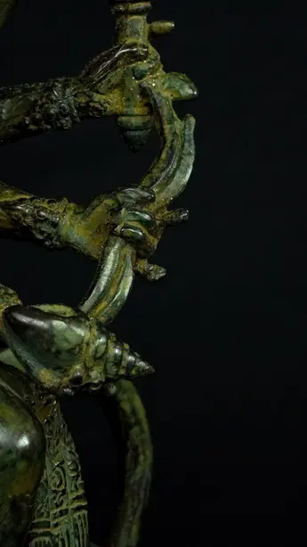 Statue sacrée bénie – Durga aux 8 bras n°1, détail sculpté n°6