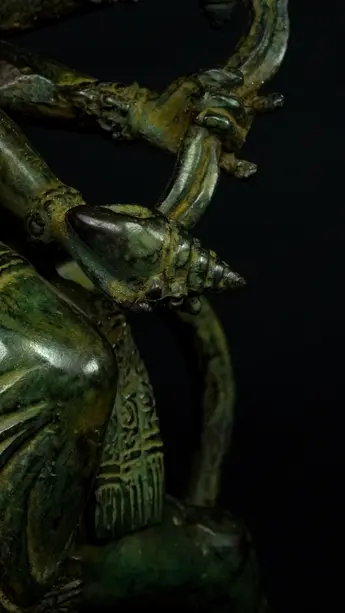 Statue sacrée bénie – Durga aux 8 bras n°1, détail sculpté n°7