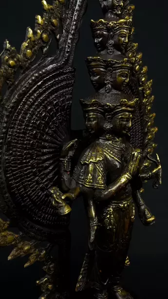 Statue sacrée bénie – Avalokiteshvara aux 1000 bras, détail sculpté n°1