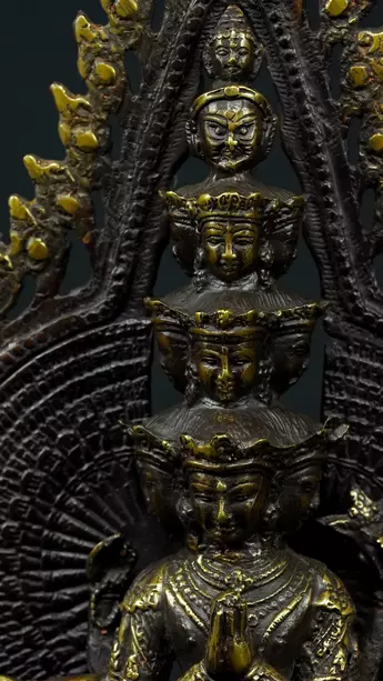 Détail des bras sculptés d’Avalokiteshvara