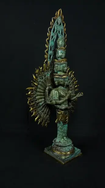 Avalokiteshvara aux 1 000 bras n°1, profil droit