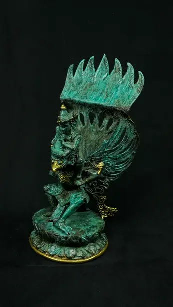 Vishnu béni sur Garuda n°1, vue de trois quarts