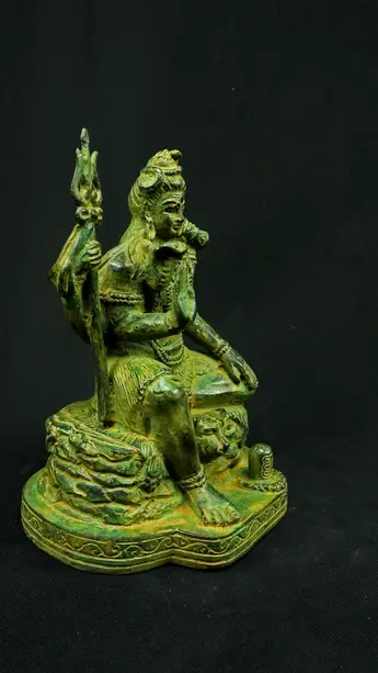 Statue sacrée bénie – Petit Shiva assis – 66 cm, détail sculpté n°1