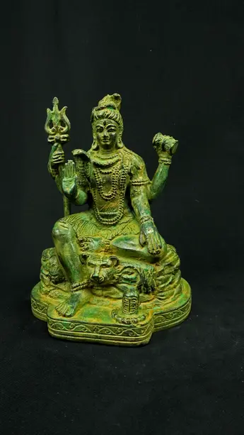 Statue sacrée bénie – Petit Shiva assis – 66 cm, détail sculpté n°6